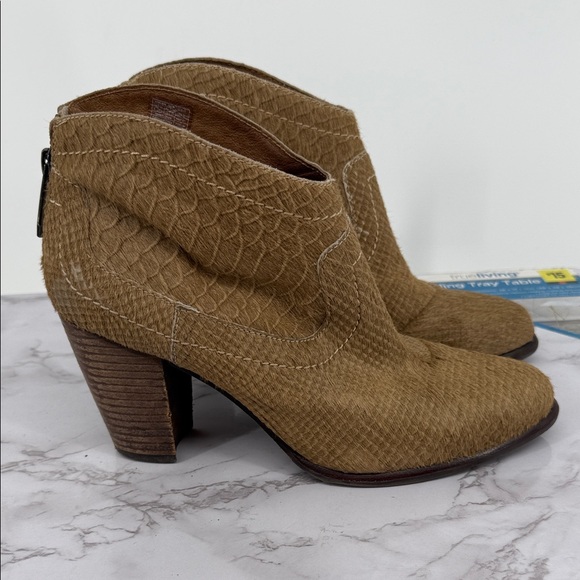 UGG CHARLOTTE SNAKE Ankle Boots Leather Boho Sz 8 Western Fleece Lined Fall - Picture 1 of 9